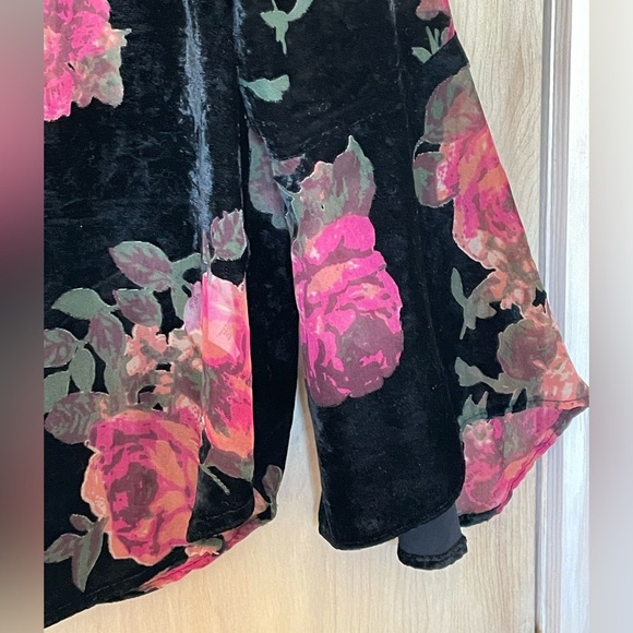 Karen Kane Black Velvet Burnout Bell Sleeve Floral Top Women’s M - Picture 5 of 13